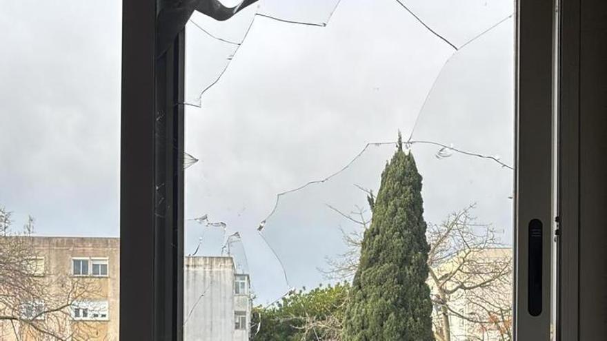 Cajas de cartón para cubrir las ventanas rotas en el centro de salud de Son Gotleu