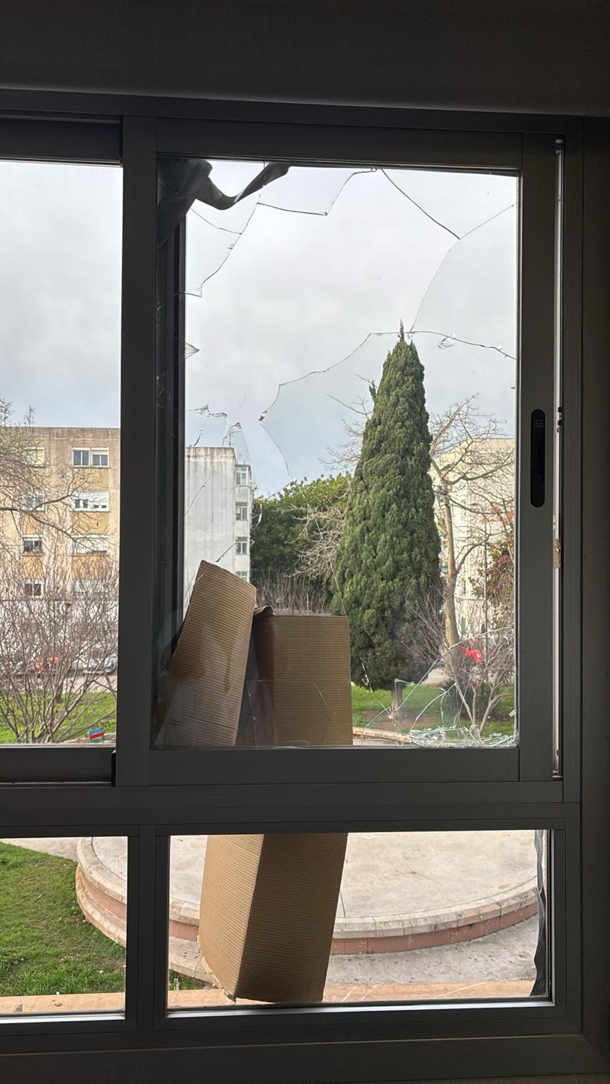 Cajas de cartón para tapar el hueco de las ventanas rotas en el centro de salud de Son Gotleu.
