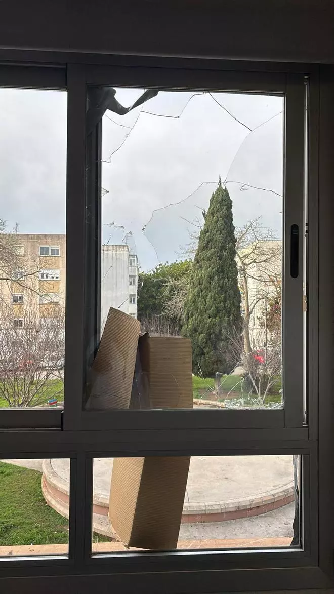 Cajas de cartón para cubrir las ventanas rotas en el centro de salud de Son Gotleu