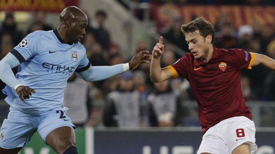 Ljajic pelea un balón con el jugador del City Mangala.