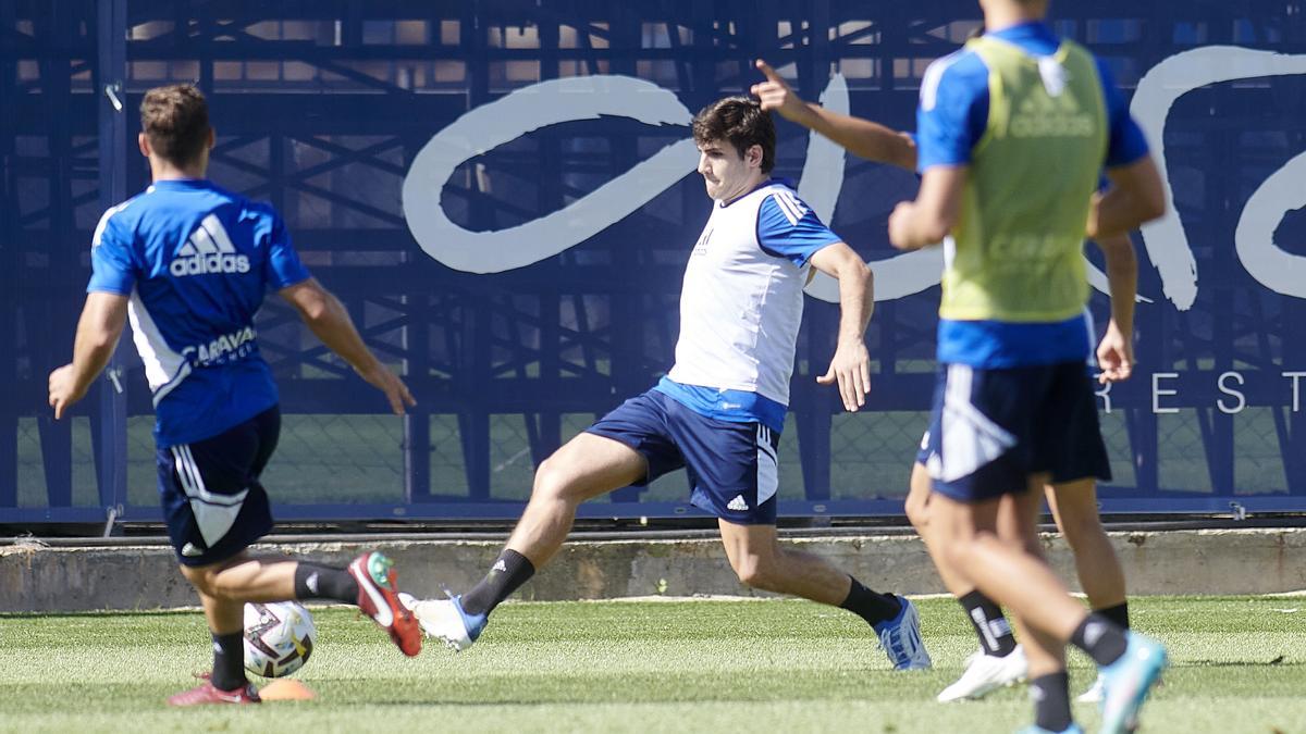 Iván Azón, durante un ejercicio con balón en el entrenamiento de este miércoles.