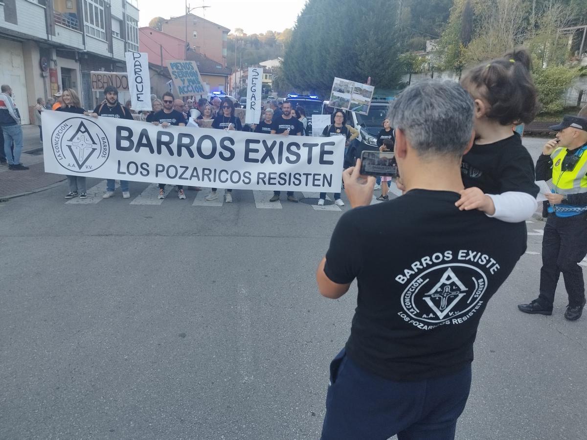 Manifestación de los vecinos de Barros, en noviembre de 2024.