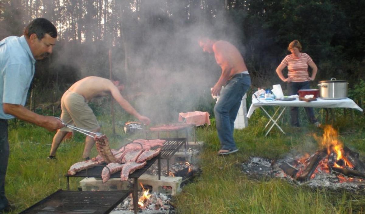Os veciños preparando o churrasco cando non había catering.  | CEDIDA