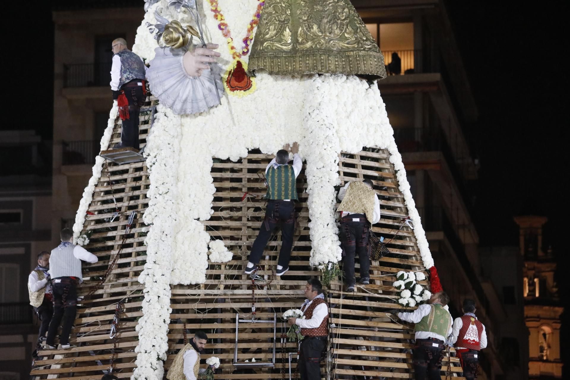 Búscate en el primer día de ofrenda por la calle Quart (entre las 20:00 a las 21:00 horas)