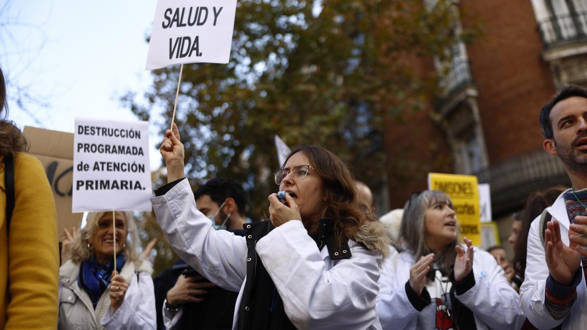 La huelga de médicos sigue en Madrid y puede extenderse a Cantabria.