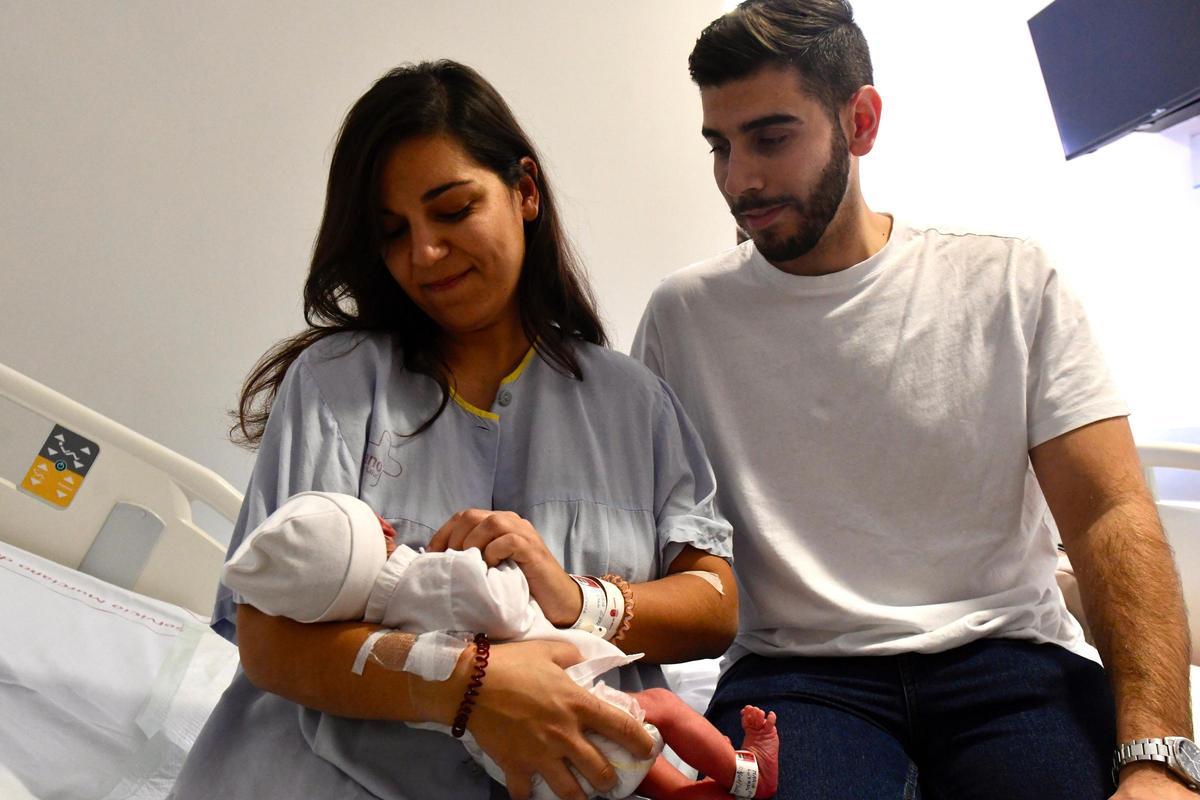 maría y Samuel sostienen al joven Guillermo.