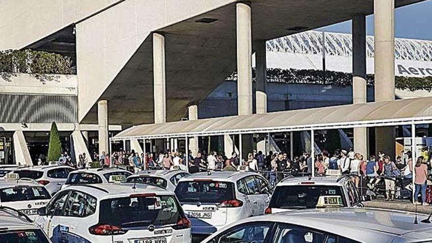 Taxis estacionados en el aeropuerto de Palma.