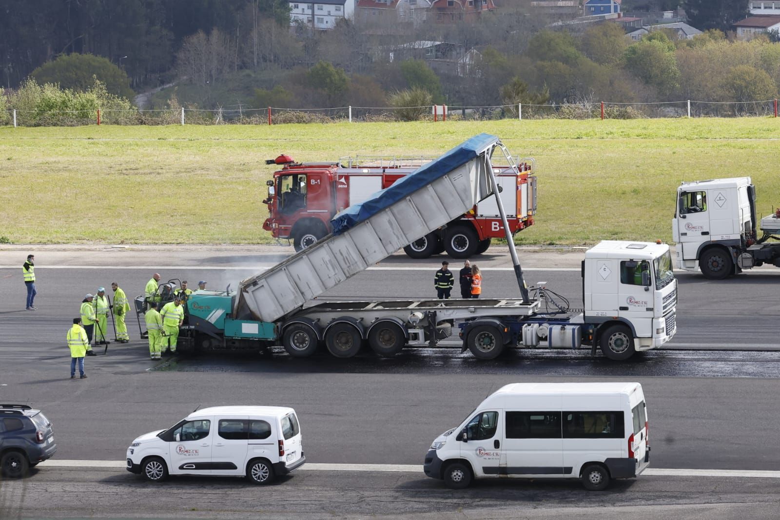 Asfaltan el socavón que obligó a cerrar el aeropuerto de Vigo