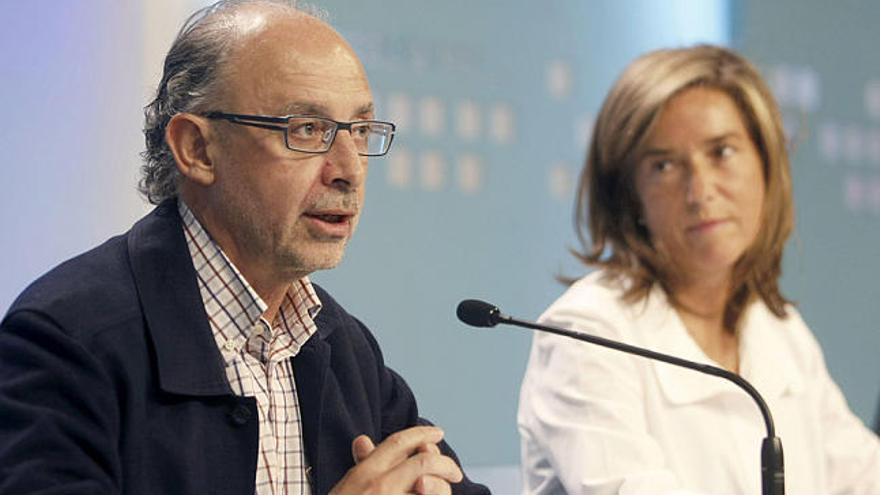 Críticas. El coordinador de Economía del PP, Cristóbal Montoro, ayer con la vicesecretaria de Organización del partido, Ana Mato.