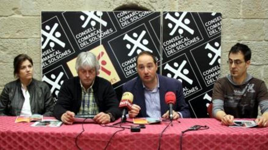 Roda de premsa del cicle Tresors al Consell Comarcal del Solsonès. D&#039;esquerra a dreta: Esther Santaulària, tècnica de cultural del Consell Comarcal; Joan Vendrell, president del patronat comarcal de turisme; Joan Solà, president del Consell Comarcal; i Pere Obiols, tècnic de cultura del Consell Comarcal.