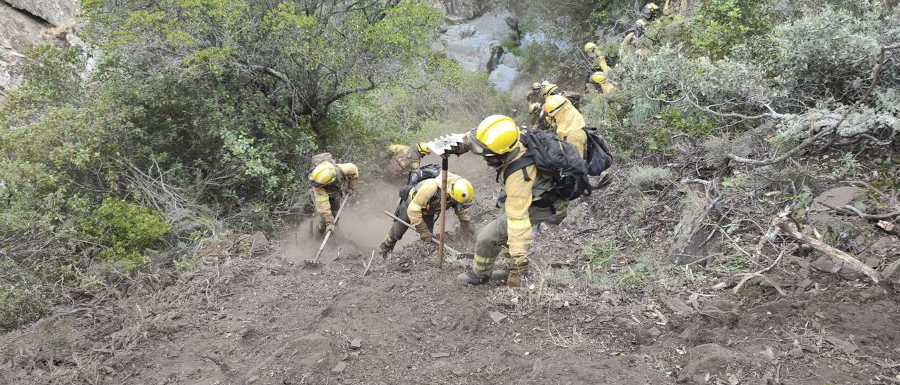 Los bomberos trabajan para extinguir el incendio de Las Hurdes.
