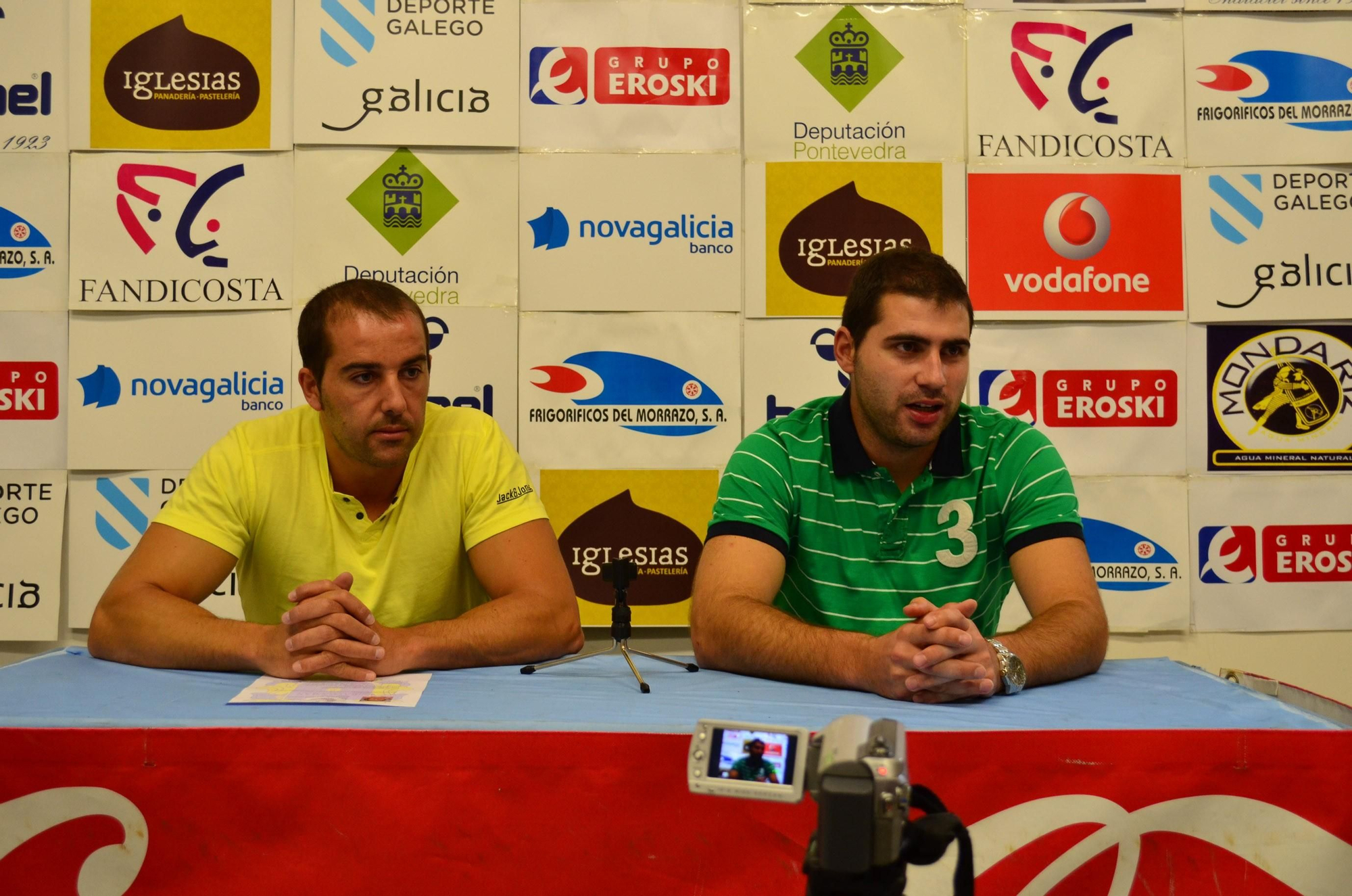 El capitán junto a Óscar Fernández el día de su presentación como jugador del Frigoríficos del Morrazo.