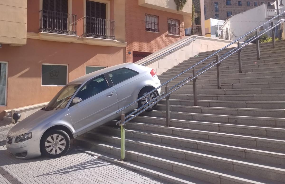 El vehículo, atascado en las escaleras del Santuario de la Victoria.