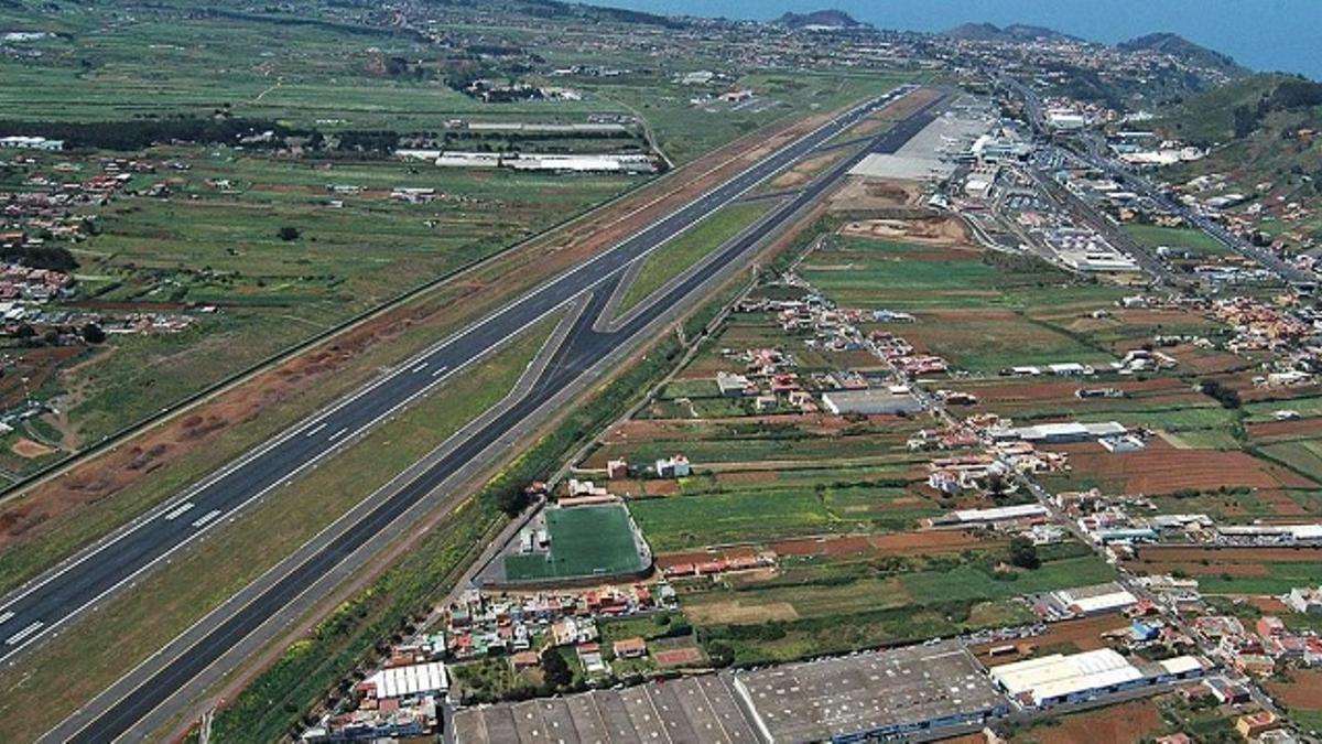 La pista de aterrizaje de Los Rodeos y sus alrededores.