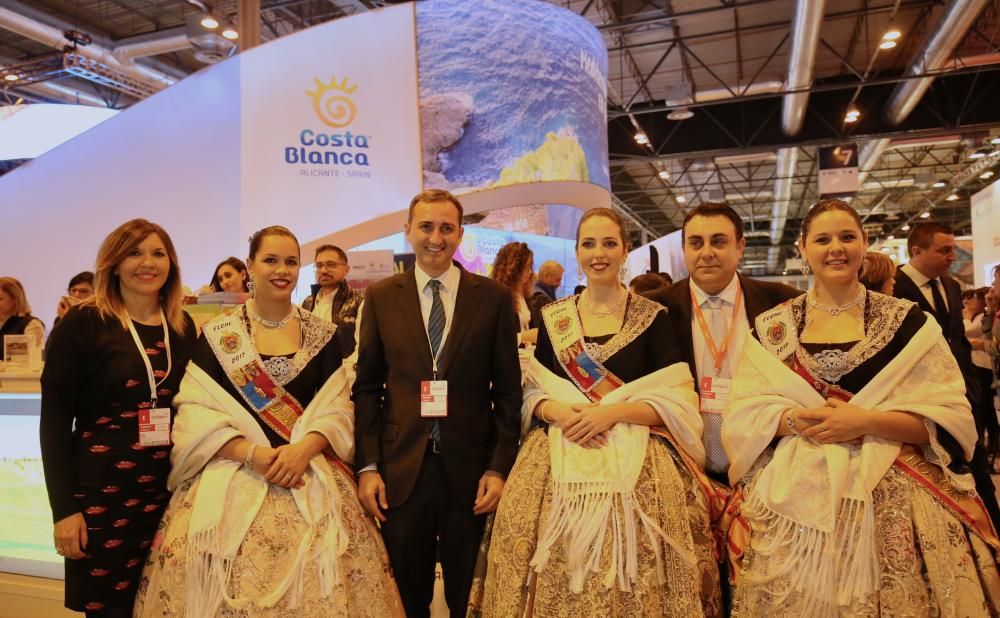 César Sánchez con la Reina y las Damas de las Fiestas de Elche