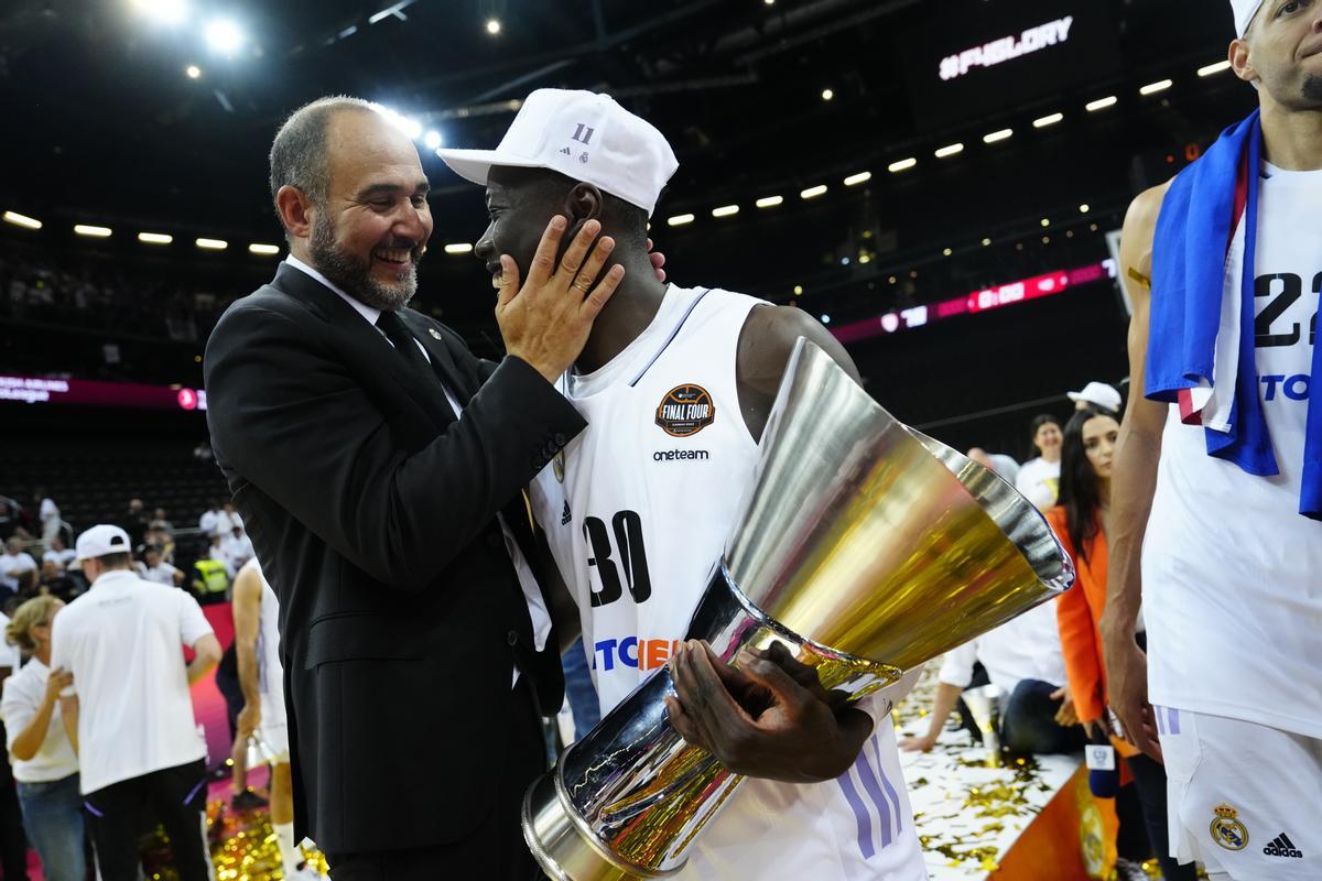 Chus Mateo, entrenador del Real Madrid, se abraza con Eli Ndiaye, una de sus grandes apuestas.