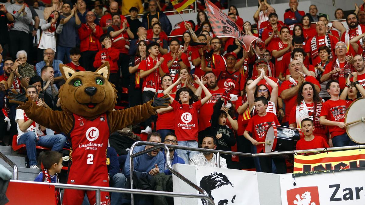La grada de animación del Casademont, durante un duelo europeo en el Felipe