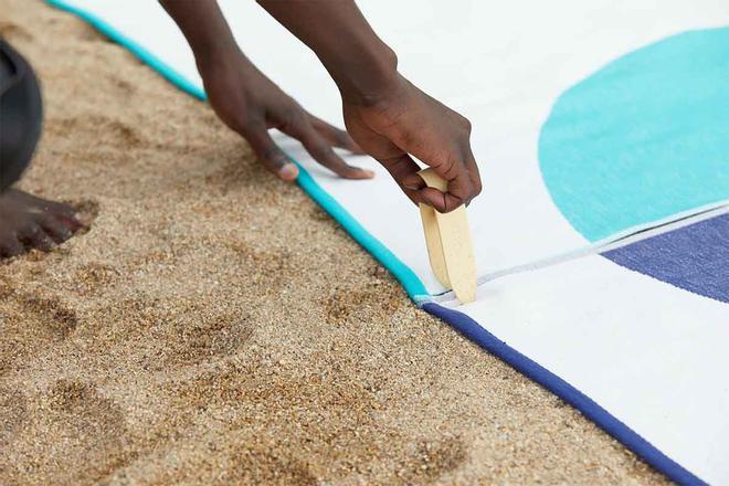 Sujeción con pinzas de una de las toallas de playa de Tucca que no se vuelan, colección Moon