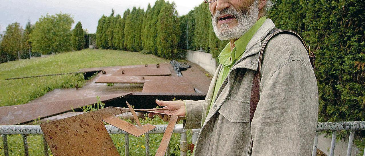 Fernando Alba, junto a su escultura apilada.