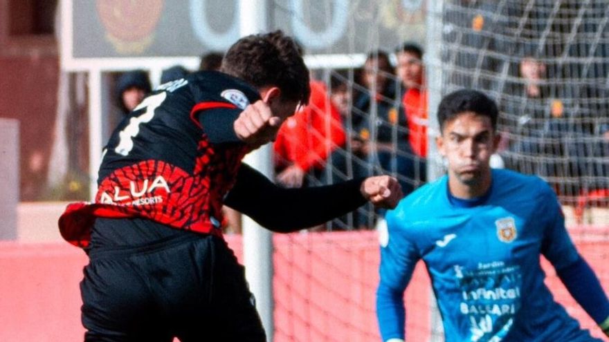 El Mallorca B gana su primer partido en casa y se aferra al milagro