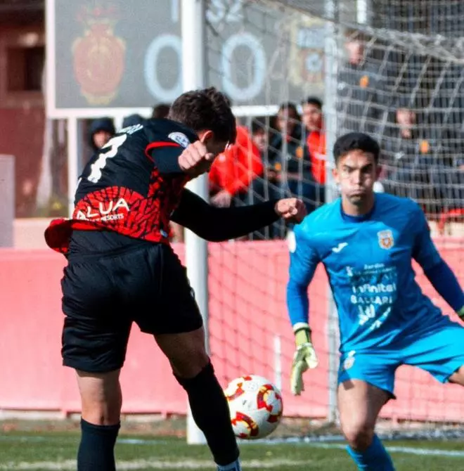 El Mallorca B gana su primer partido en casa y se aferra al milagro