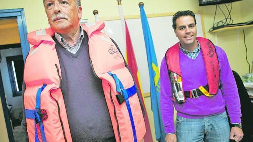 José Carlos Álvarez, con un chaleco común, y Jorge Rubio, con uno automático, muestran la diferencia entre ambos.