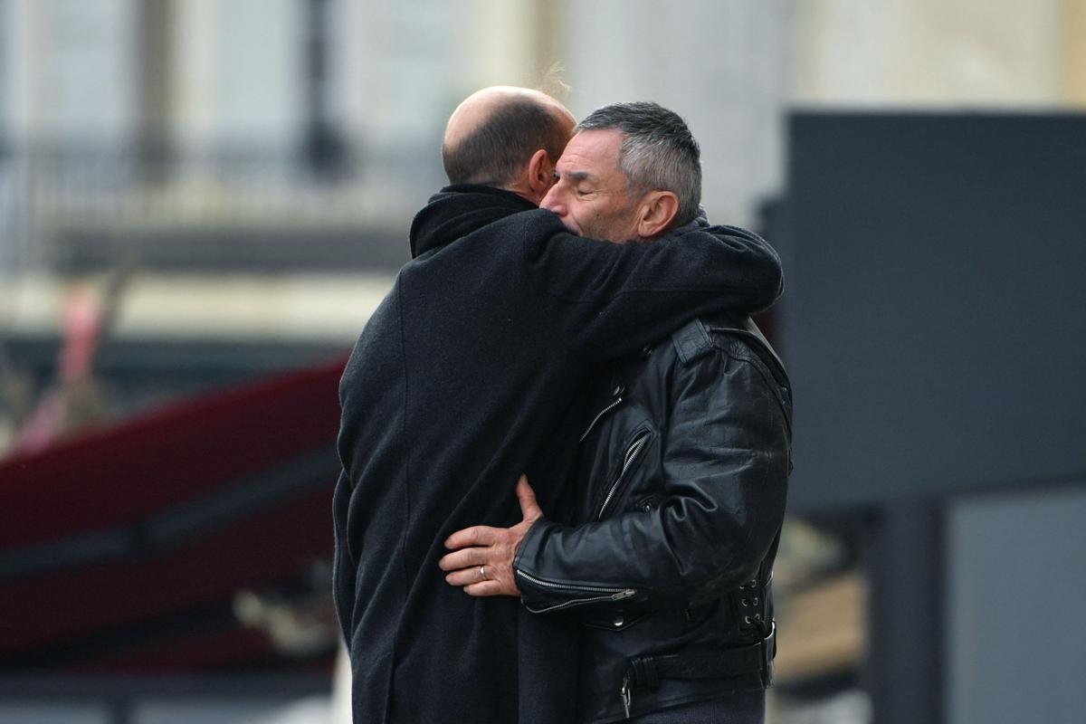 El compañero de Agnes Lassalle, Stephane Voirin, baila cerca del ataúd durante la ceremonia fúnebre de la profesora de francés Agnes Lassalle en Biarritz, Francia