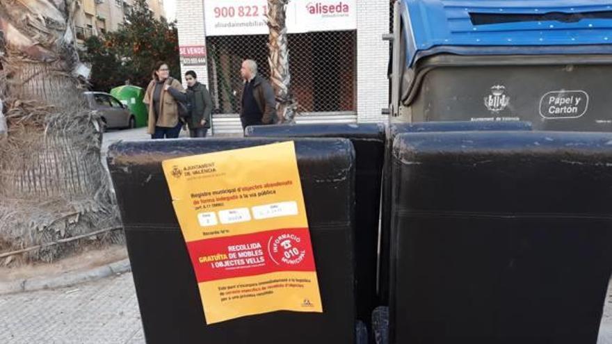 Valencia | La mejora económica incrementa un 6 % el abandono de muebles y  enseres en la calle