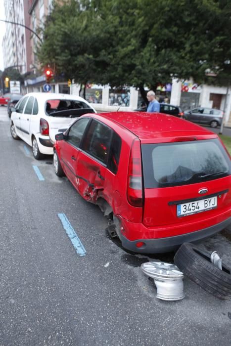 Un conductor ebrio colisiona con tres coches aparcados en la avenida Constitución