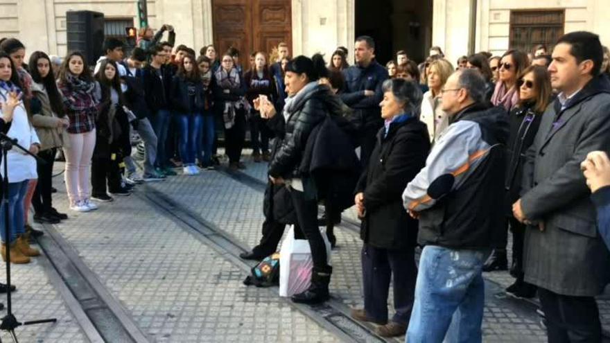 Emotiva concentración en Alcoy en contra de la violencia de género