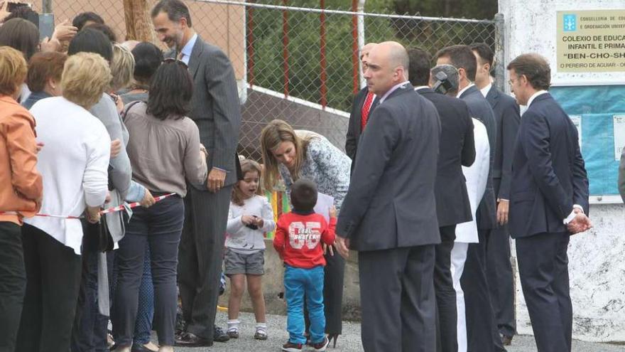 La Reina se inclina para hablar con Ismael, de espaldas, mientras el Rey departe con la familia del pequeño.