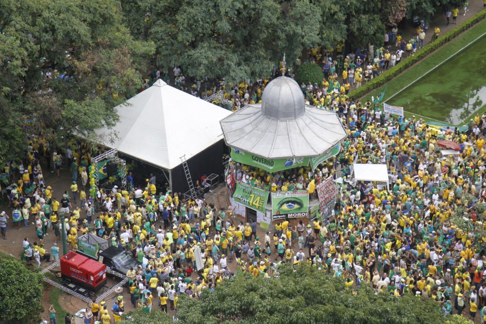 Miles de brasileños toman las calles contra Rousse