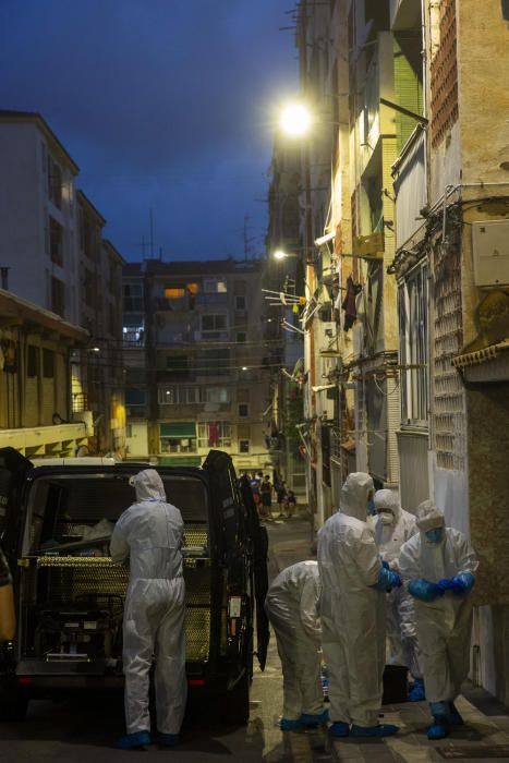 Bomberos y Policía acudieron al inmueble, donde encontraron los cadáveres de los fallecidos.