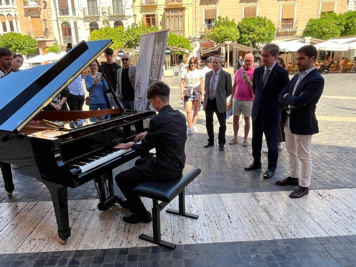 Presentación de 'Pianos en la Calle' en la Plaza Belluga.