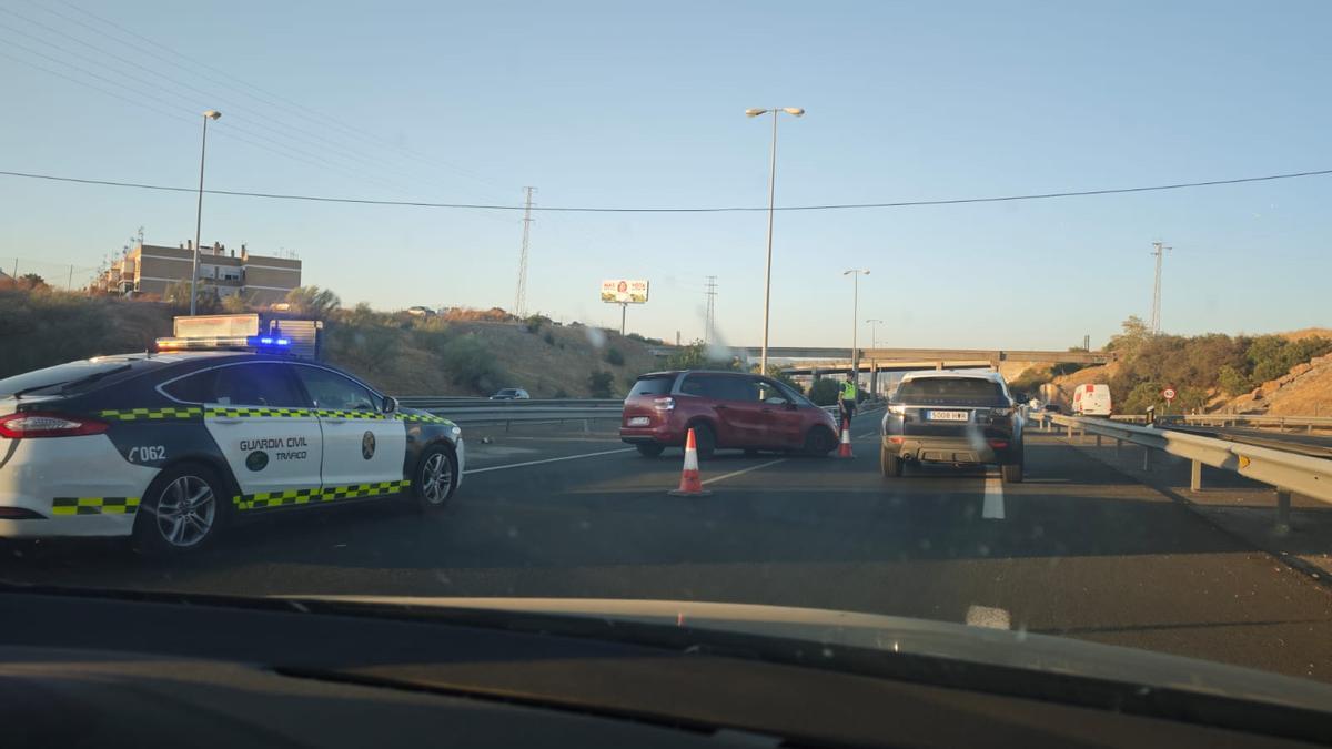 La Guardia Civil de Tráfico actúa en el lugar del hecho.