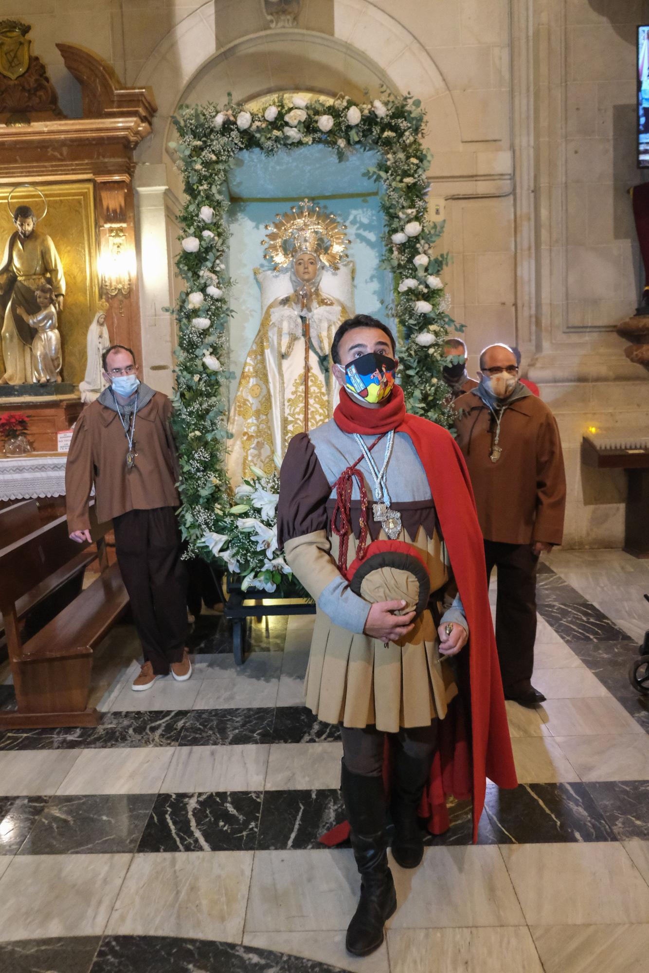 Encuentro íntimo con la Patrona. Los ilicitanos agasajan en Santa María a la Virgen confiados en recuperar en 2022 todo el esplendor de las fiestas de la Venida