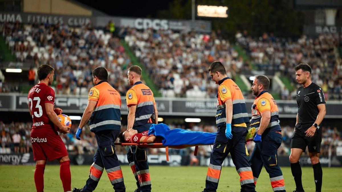 Pau Sans, saliendo del campo en camilla tras el golpe sufrido