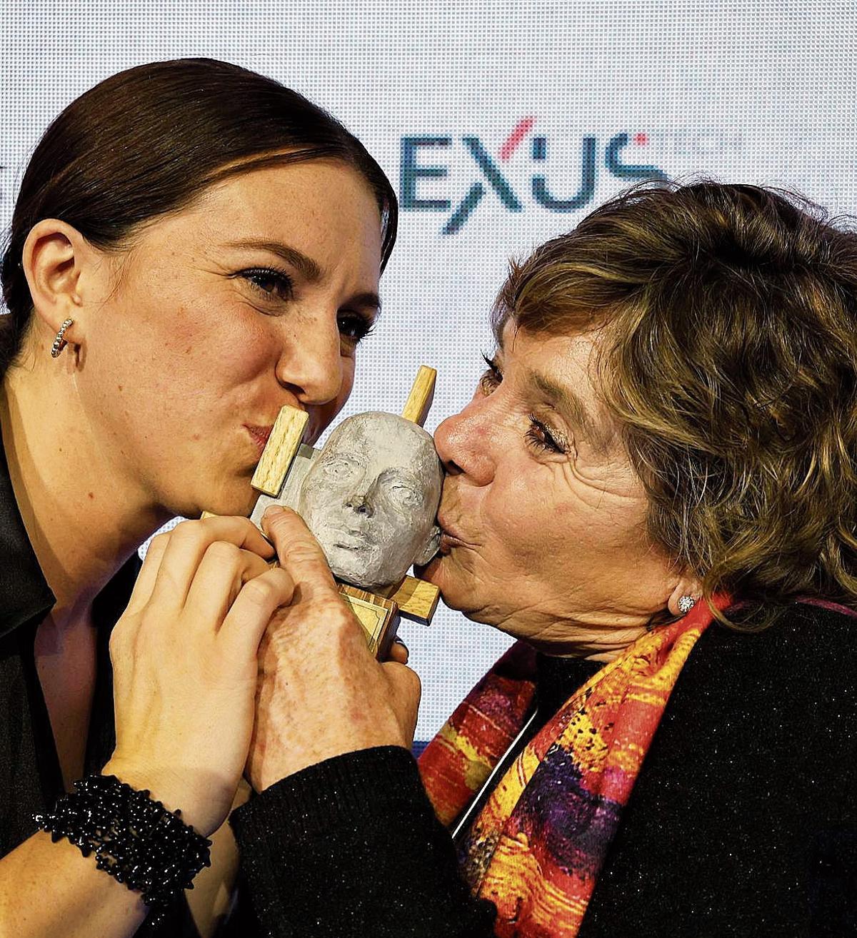 Iria Abelleira, a la izquierda, y Teresa Dueñas, hermana y madre, respectivamente, de la  campeona del mundo de fútbol Tere Abelleira, con la escultura que recogieron en nombre de  la futbolista pontevedresa de la selección española y del Real Madrid.