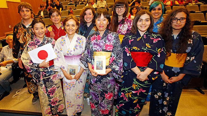 La profesora de japonés Mari Hashimoto con varias alumnas ayer en la Escuela de Idiomas. // M.G. Brea