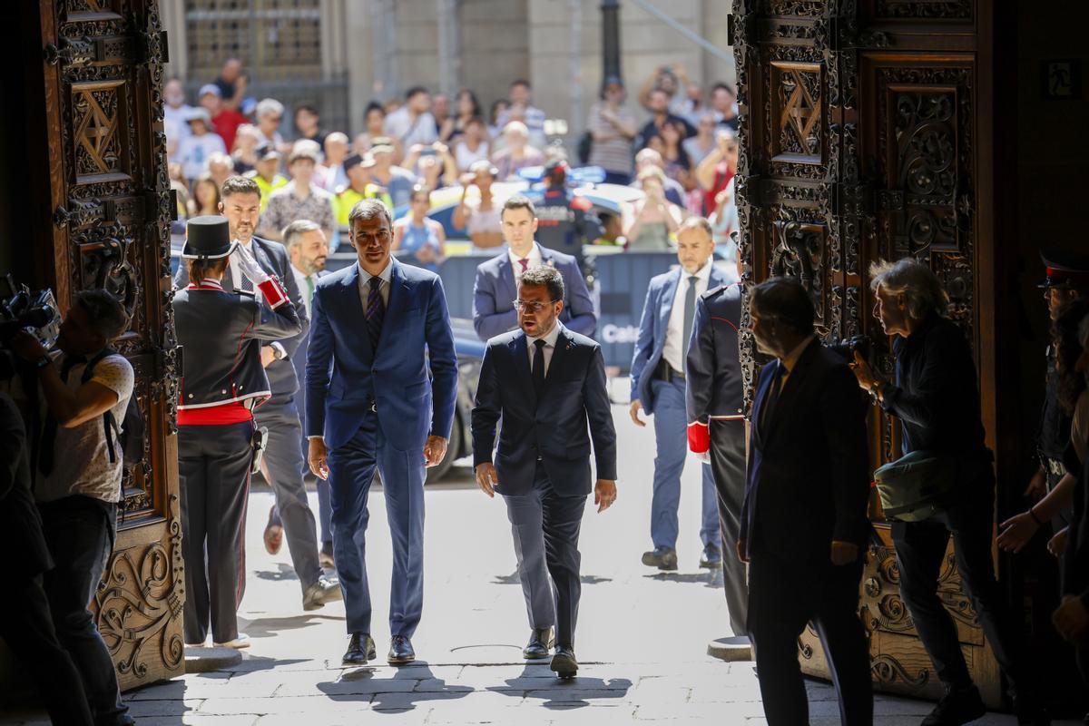 Pedro Sánchez y Pere Aragonès entran en el Palau de la Generalitat, este miércoles.