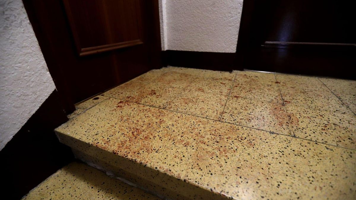 Manchas de sangre en el rellano donde la víctima fue agredida por un joven en el barrio de Delicias.
