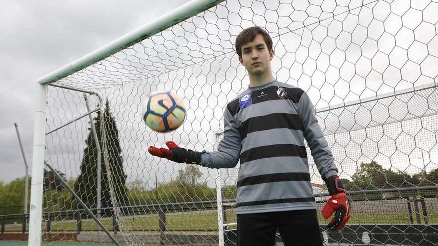 Iván prepara los guantes tras perder el bazo en un partido