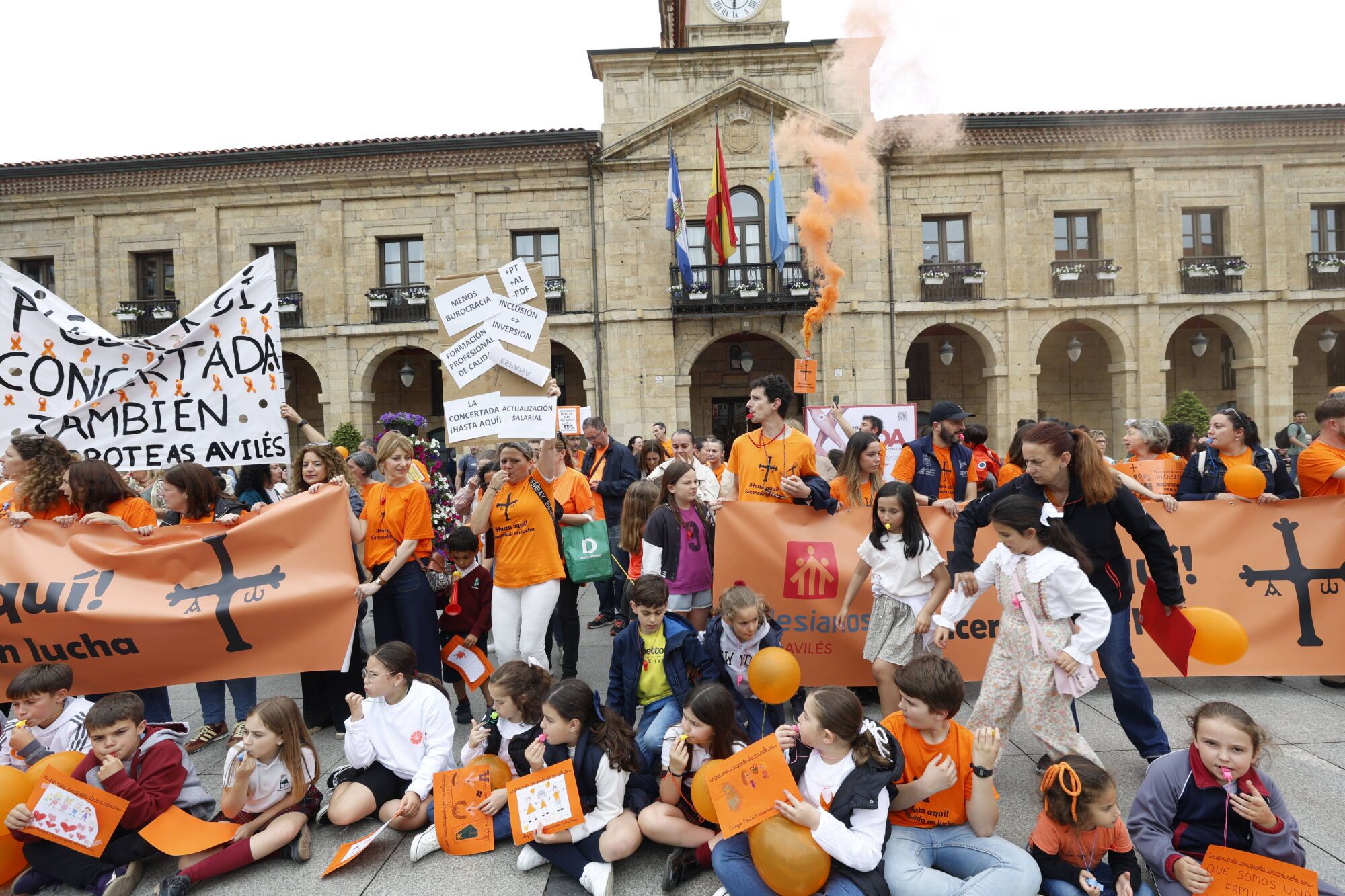 Así fue la concentración en Avilés de profesores y familias de los colegios concertados. 