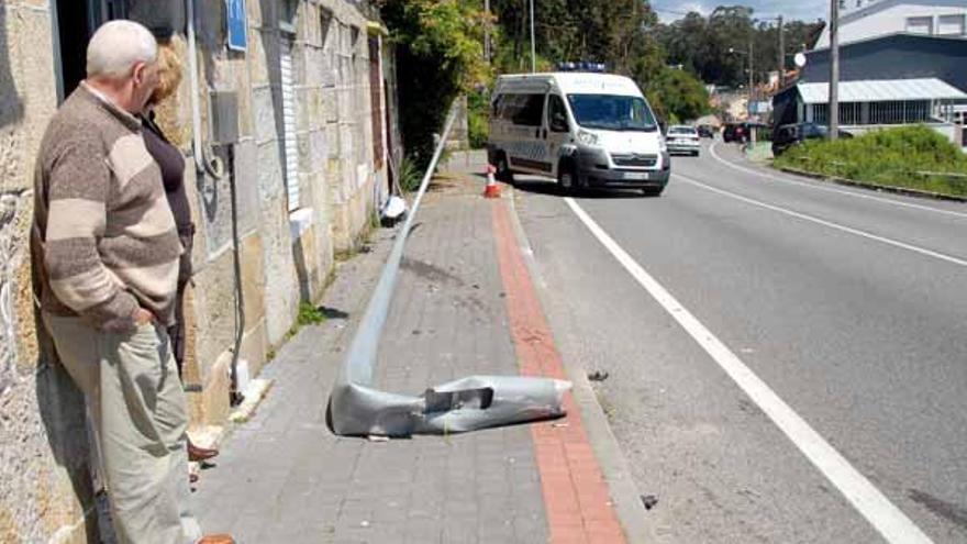 Una grúa retira el que coche en el que viajaba el herido