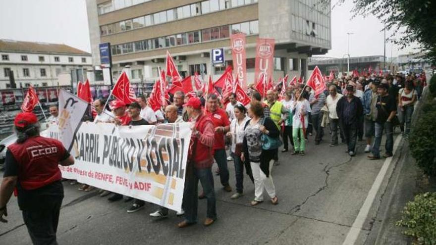 Manifestación del sector ferroviario, ayer, por las calles de A Coruña. / carlos pardellas