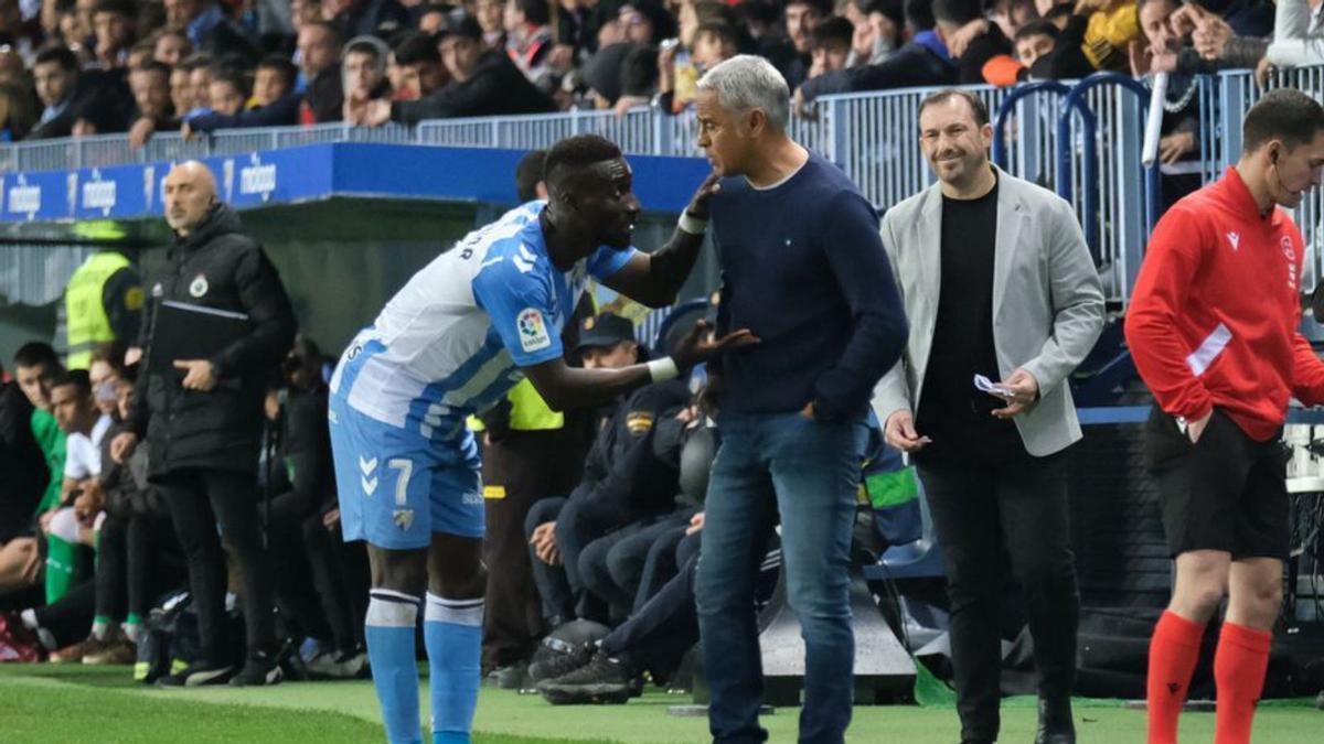 Pellicer y Lago Junior, durante un partido en La Rosaleda. | GREGORIO MARRERO