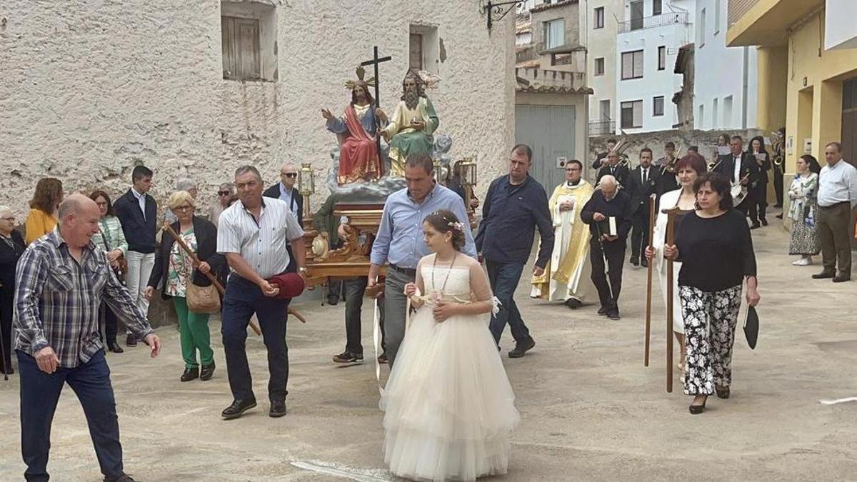 La procesión, con la imagen de la Santísima Trinidad, recorrió las calles con el acompañamiento de la banda local.