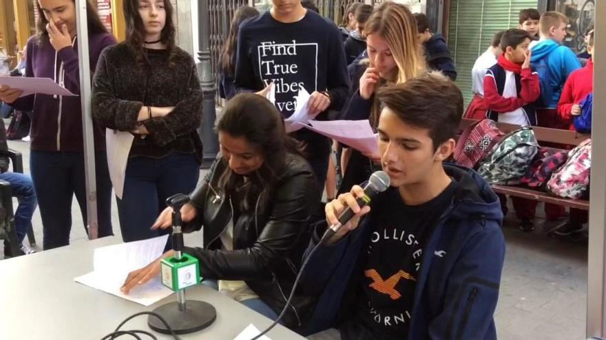 'De Palique': escolares haciendo radio al aire libre en Triana