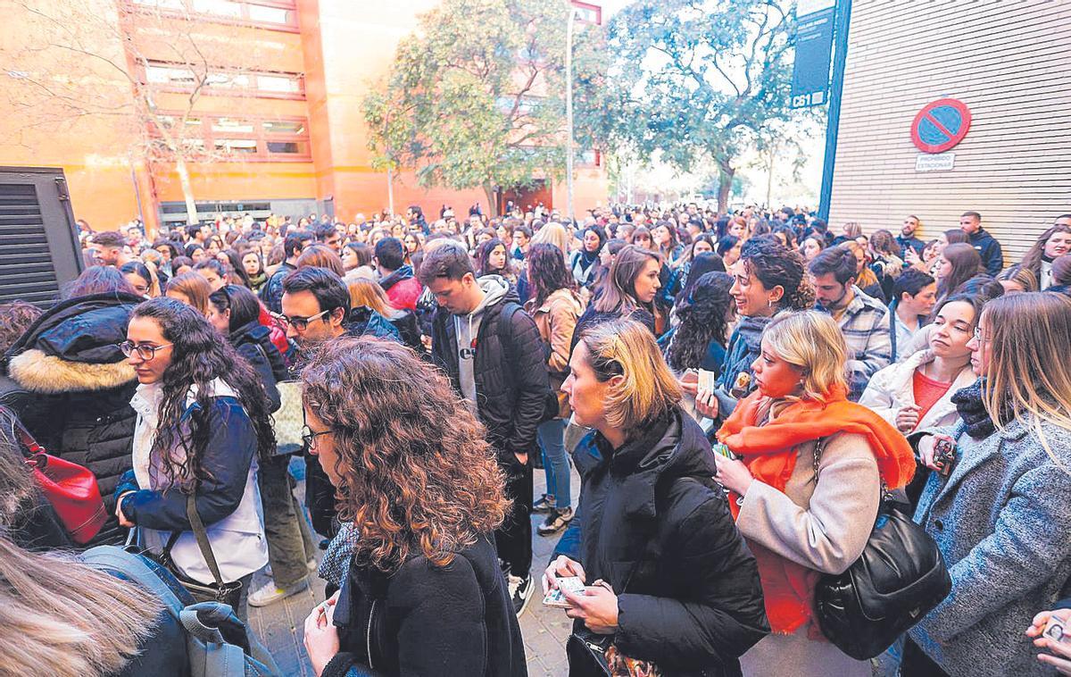 Colas de entrada a las oposiciones de administrativo de sanidad del año pasado, en València