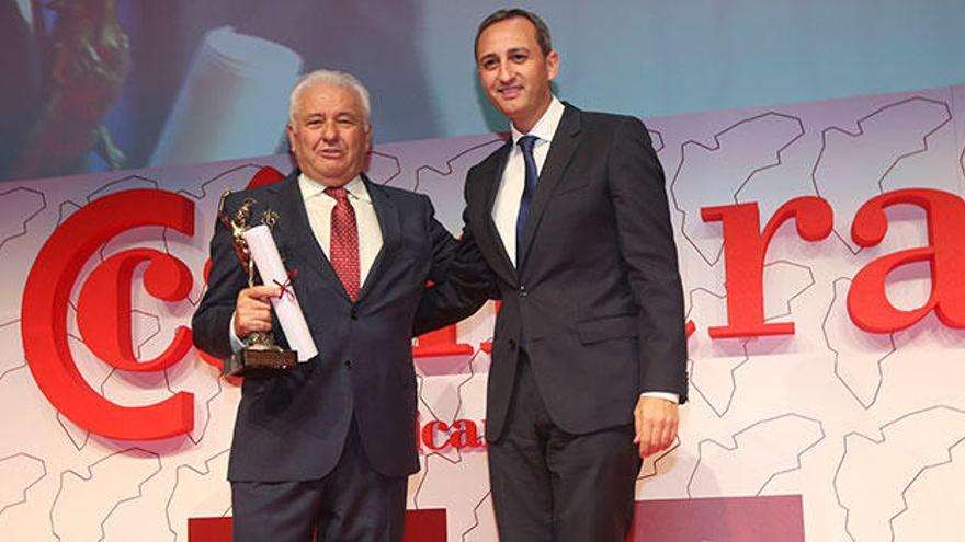 Francisco Gómez, presidente de Grupo Marjal, con el premio obtenido